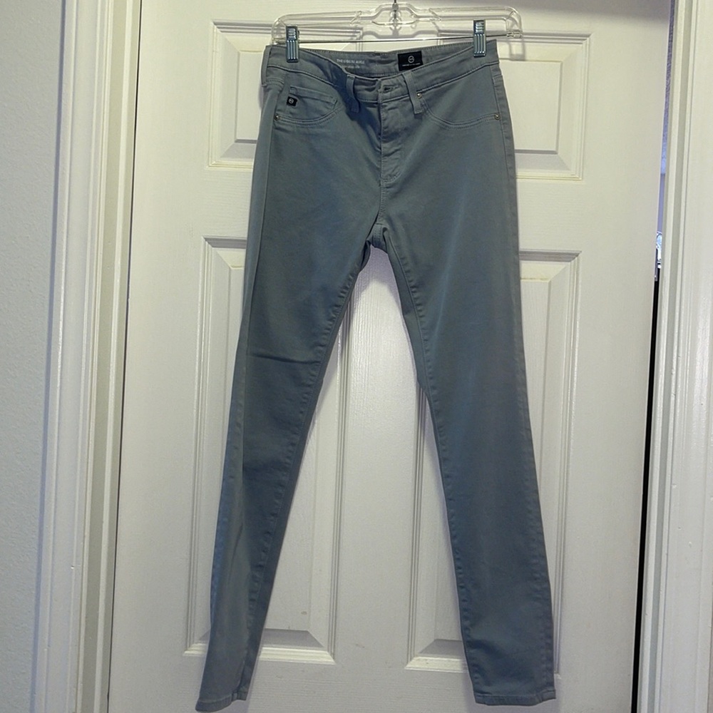 Like new AG SUPER SKINNY LEGGING ANKLE. 26R. Coal/grey